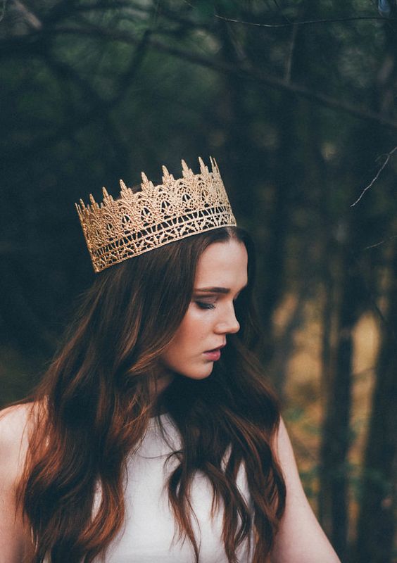 Прически с короной: Красивые и оригинальные образы на фото