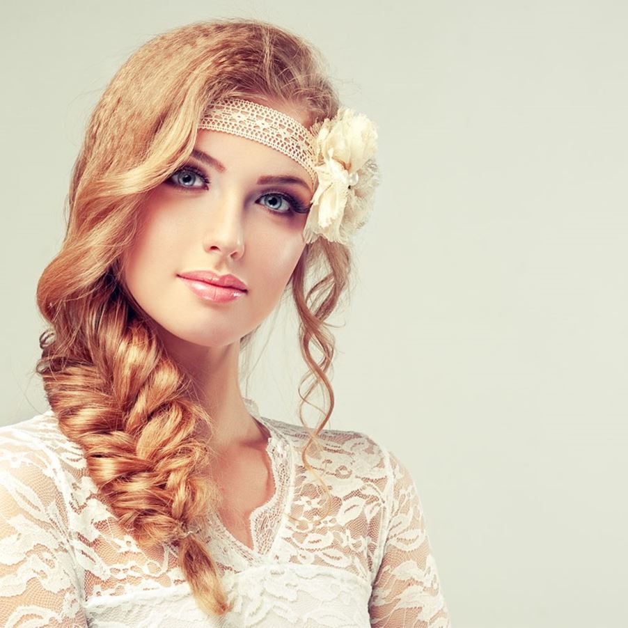Как красиво уложить кудрявые волосы: Стильные варианты на фото