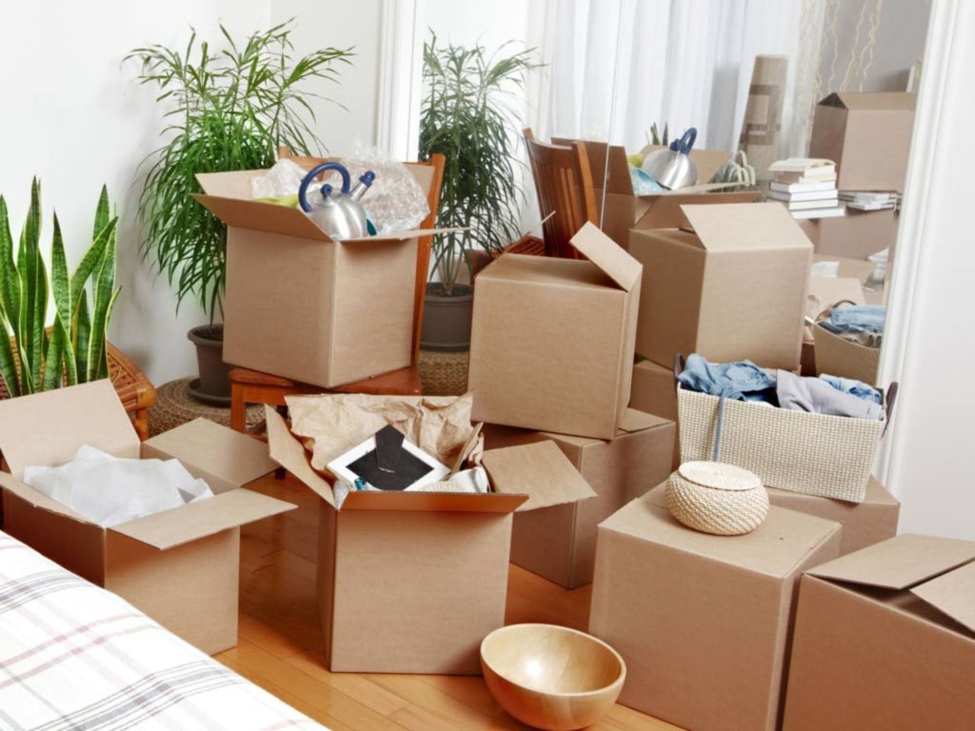Сколько стоит квартирный переезд. Упаковка мебели. Коробки для упаковки вещей. Коробки в квартире. Упаковка вещей для переезда.