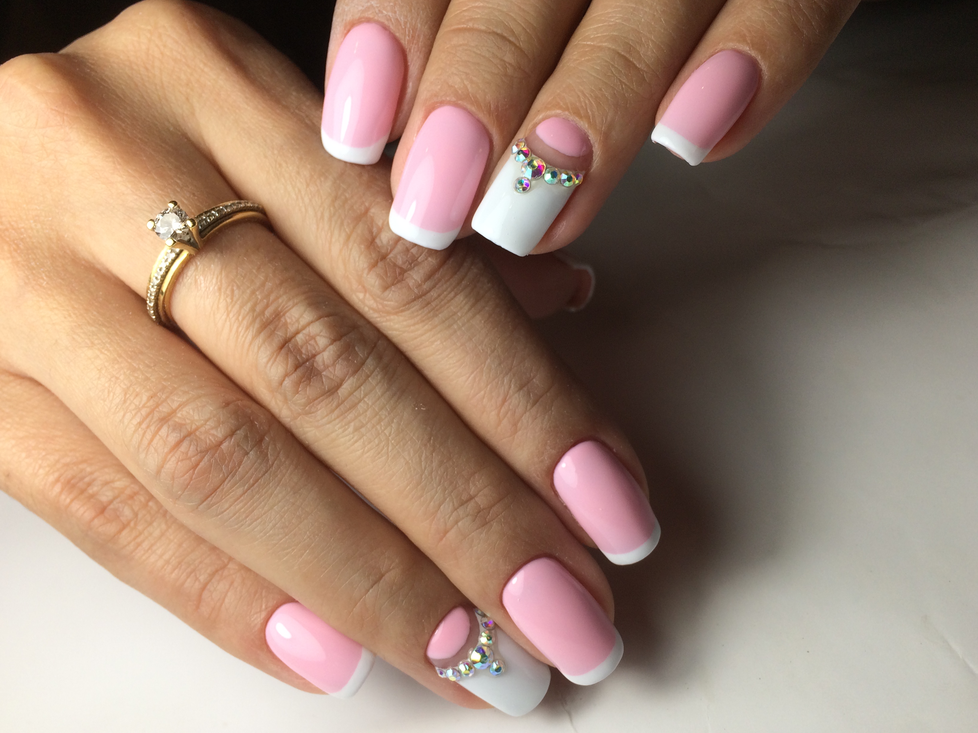 Фото дизайна ногтей розовый с белым