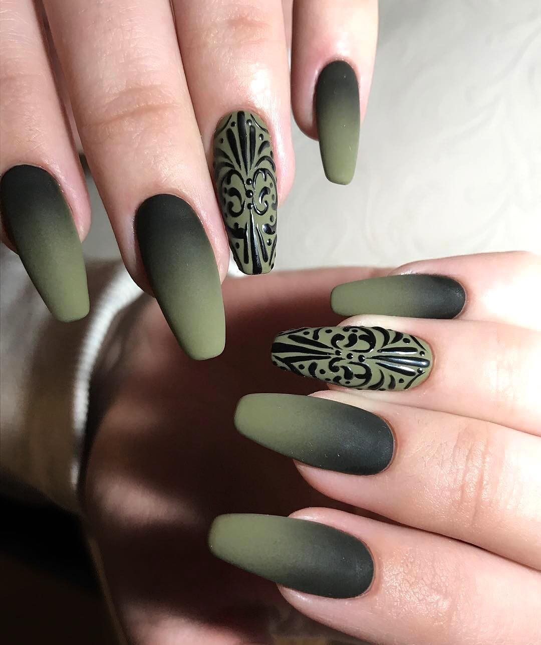 Дизайн хаки. Маникюр цвета хаки. Ногти болотного цвета. Зеленые матовые ногти. Ногти темно зеленые матовые.