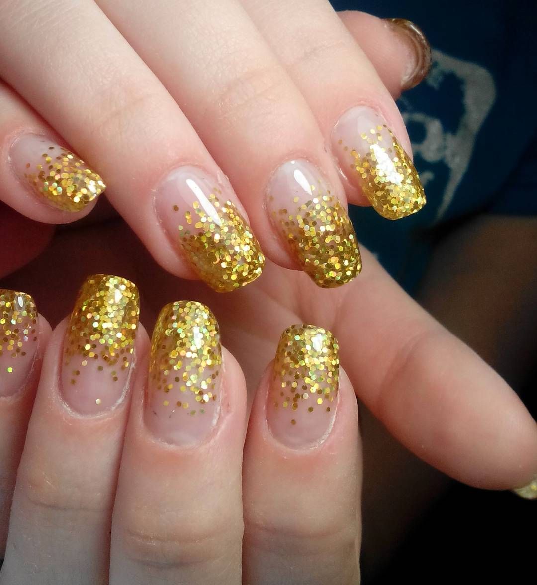 Дизайн ногтей золотом цвете. Золотой маникюр. Ногти с блестками. Маникюр золотой френч. Маникюр френч с золотом.
