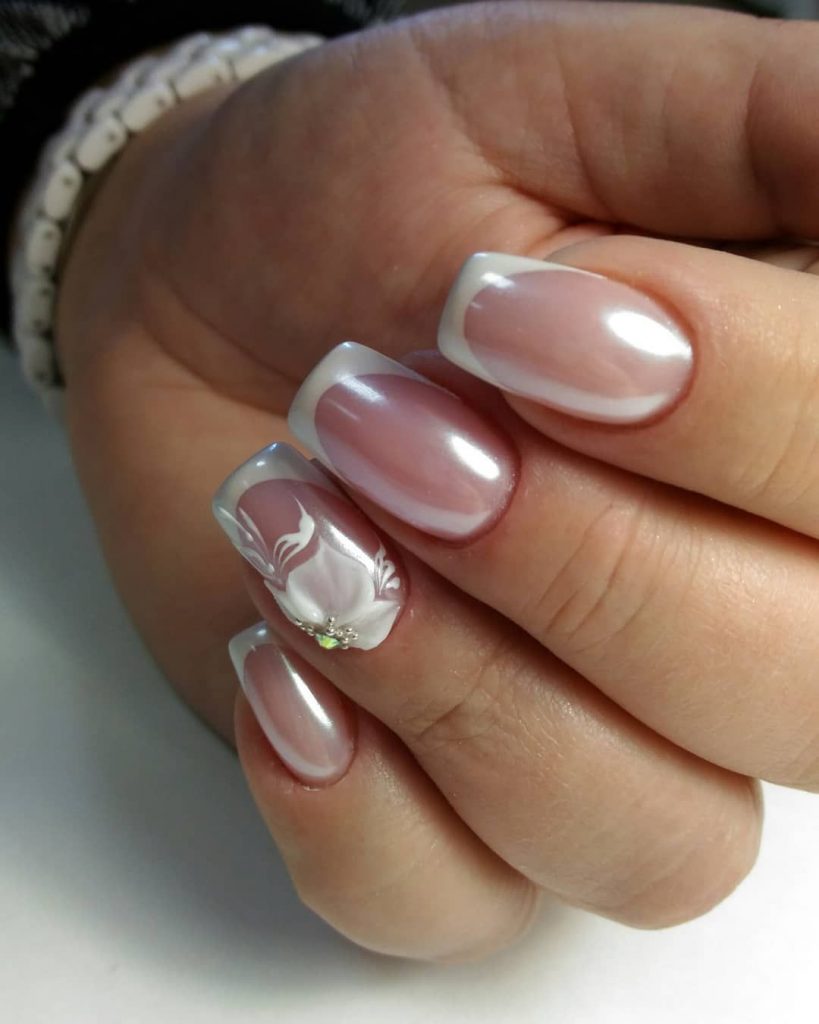Белый френч с дизайном на миндалевидных ногтях фото