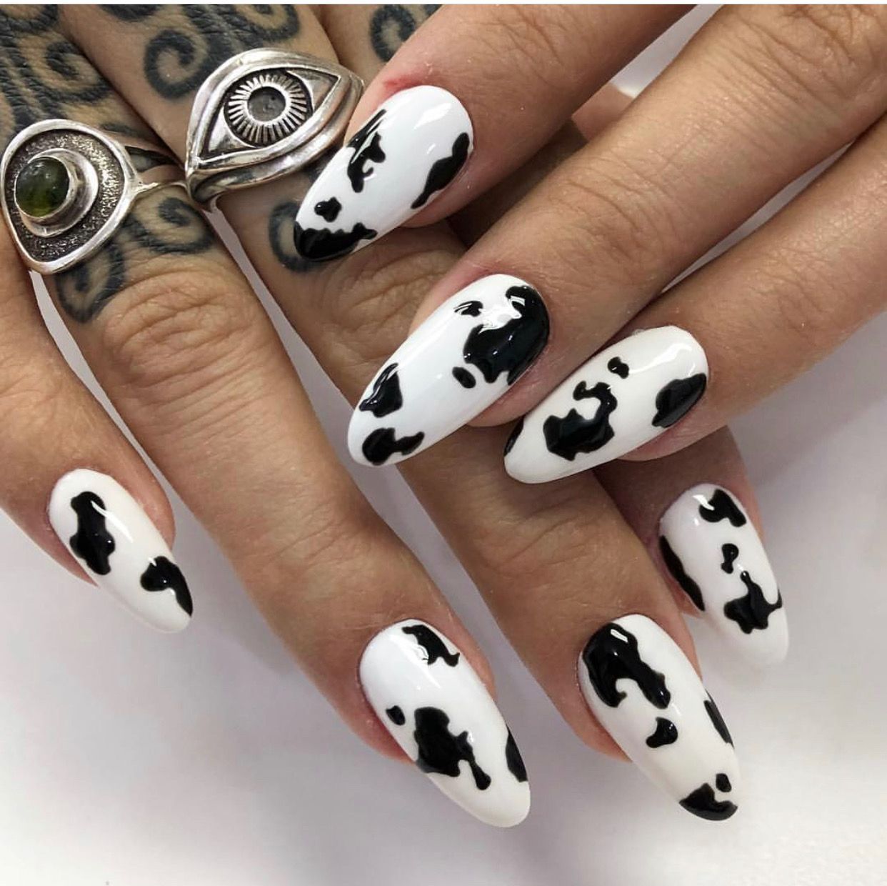 Ногти с коровьим принтом