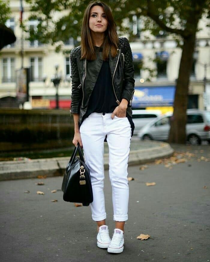 Черные джинсы с кроссовками женские
