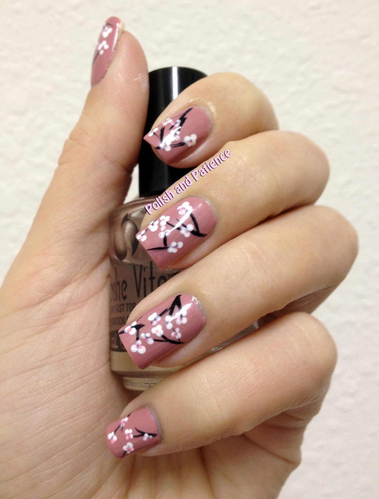 Дизайн ногтей сакура. Сакура на ногтях. Цветы Сакуры на ногтях. Ветка Сакуры на ногтях. Нежный маникюр с сакурой.