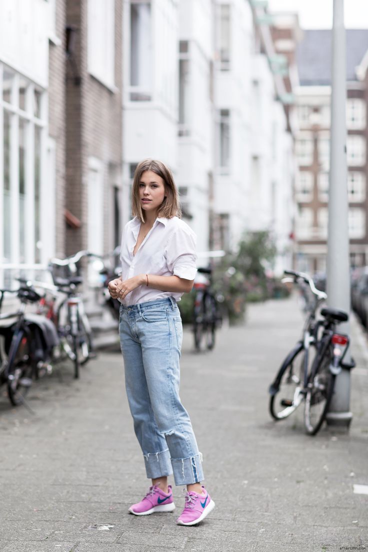 Женские джинсы с кроссовками: тренды 2020, интересные идеи для модниц