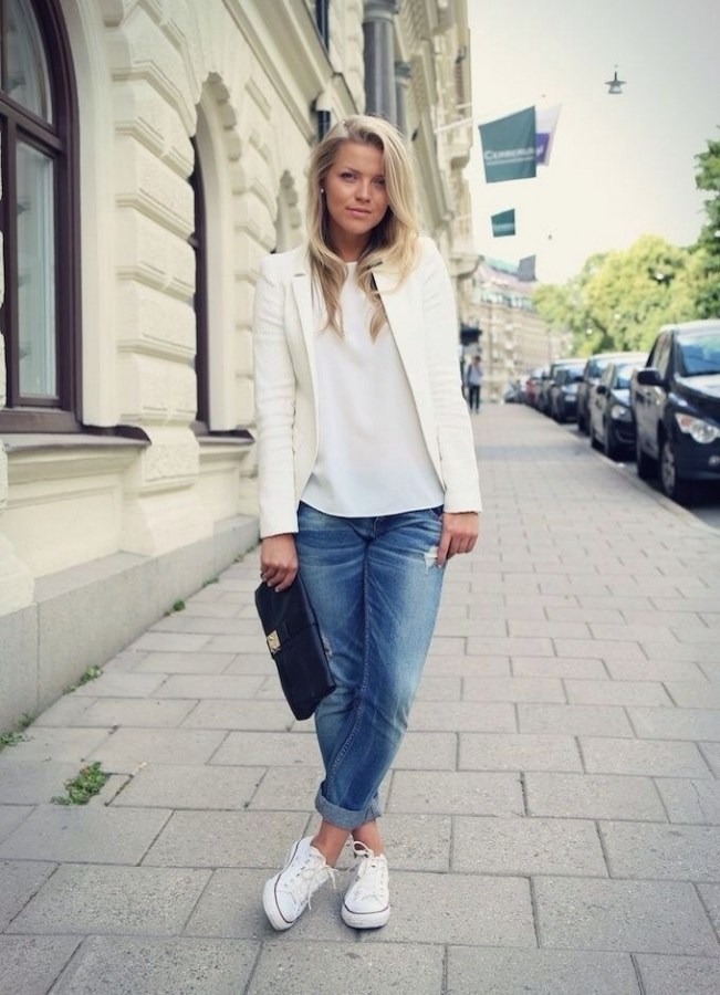 Пиджак женский с джинсами и кроссовками фото женщины