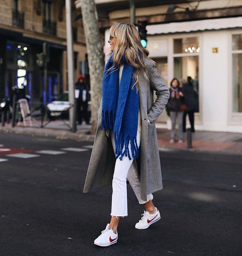 Пальто женское с джинсами и кроссовками