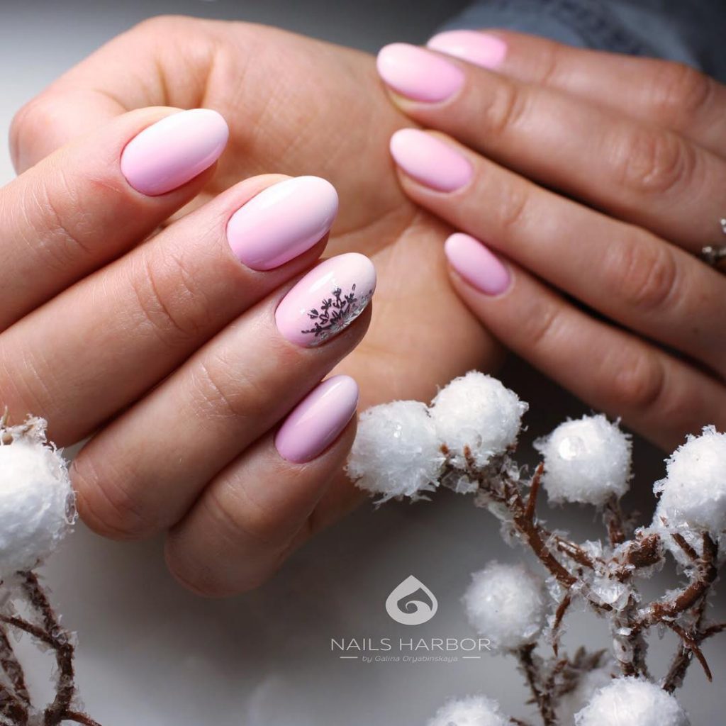 Розовые зимние ногти