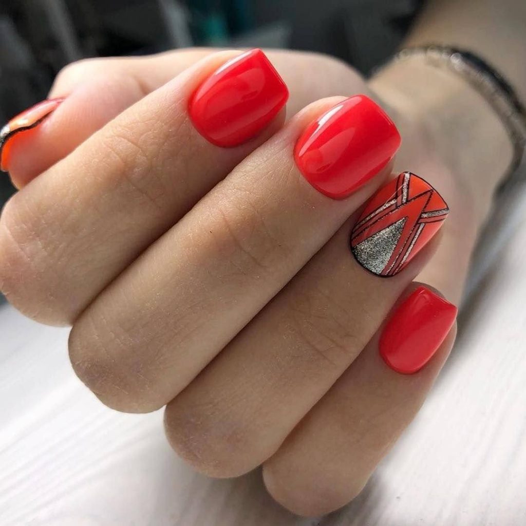 Дизайн ногтей на белом фоне красным