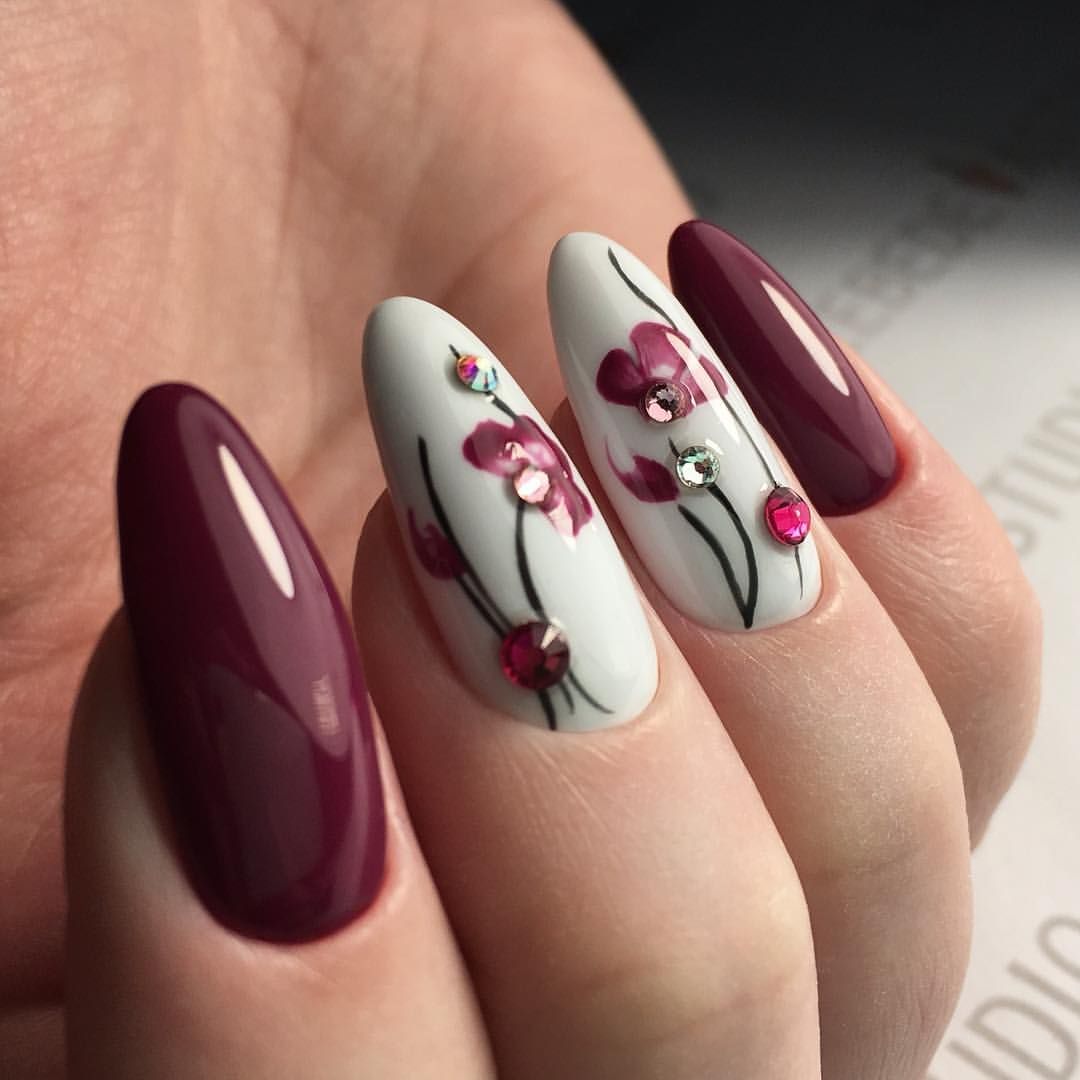 Бордовые ногти с цветочками
