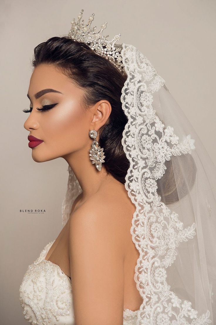 Прическа и макияж невесты с фатой