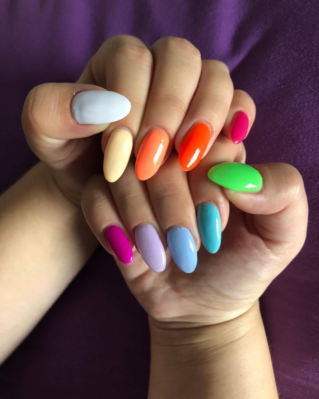 Дизайн маникюра разного цвета. Разноцветные ногти. Однотонные разноцветные ногти. Красивые яркие ногти. Яркий маникюр.