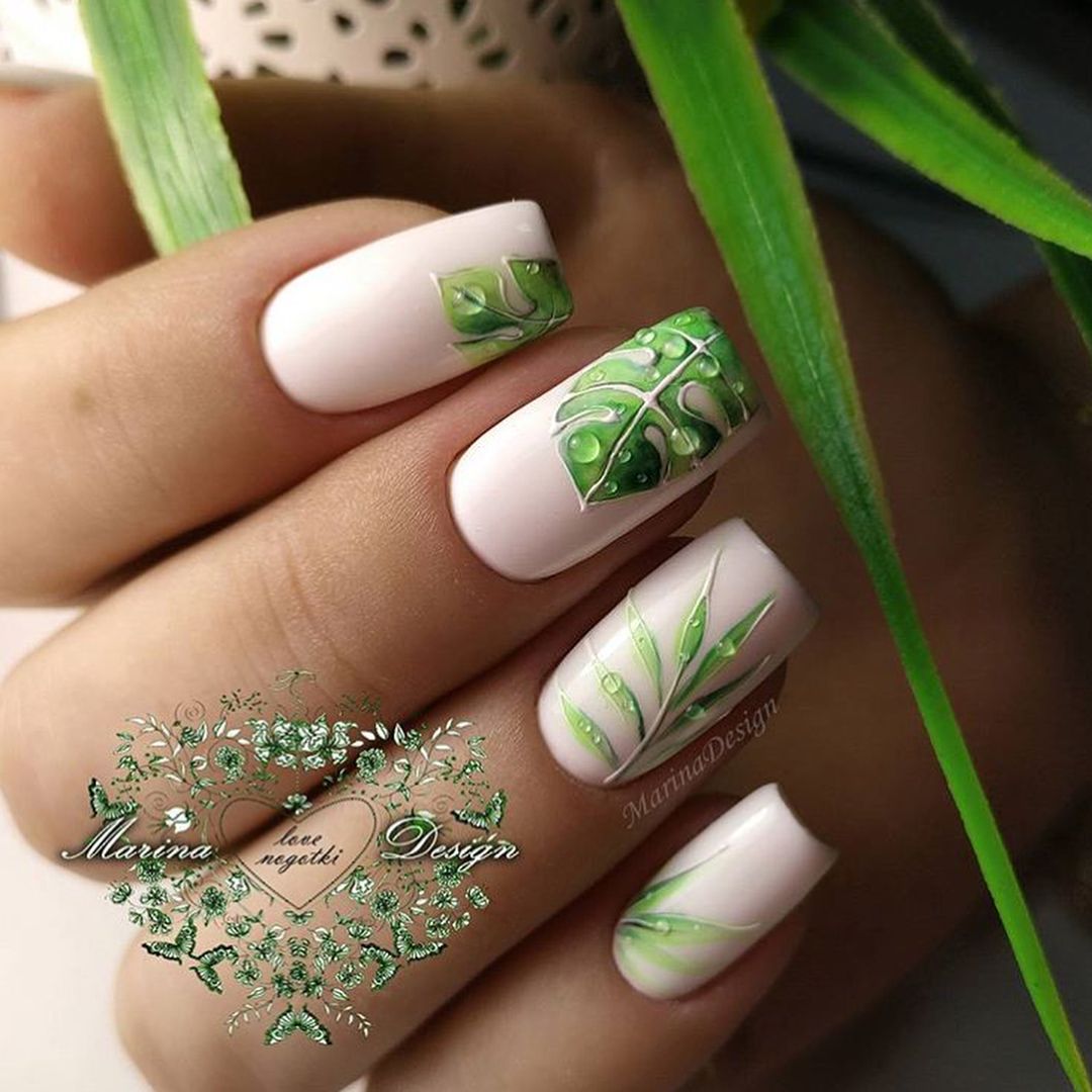 Ногти с листьями зелеными