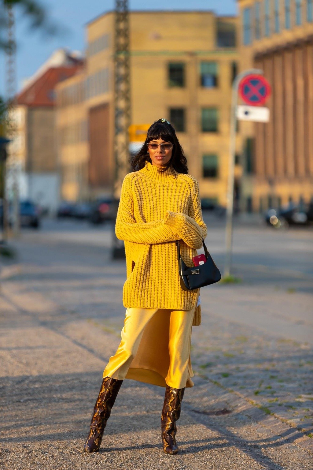 Желтый свитер с юбкой