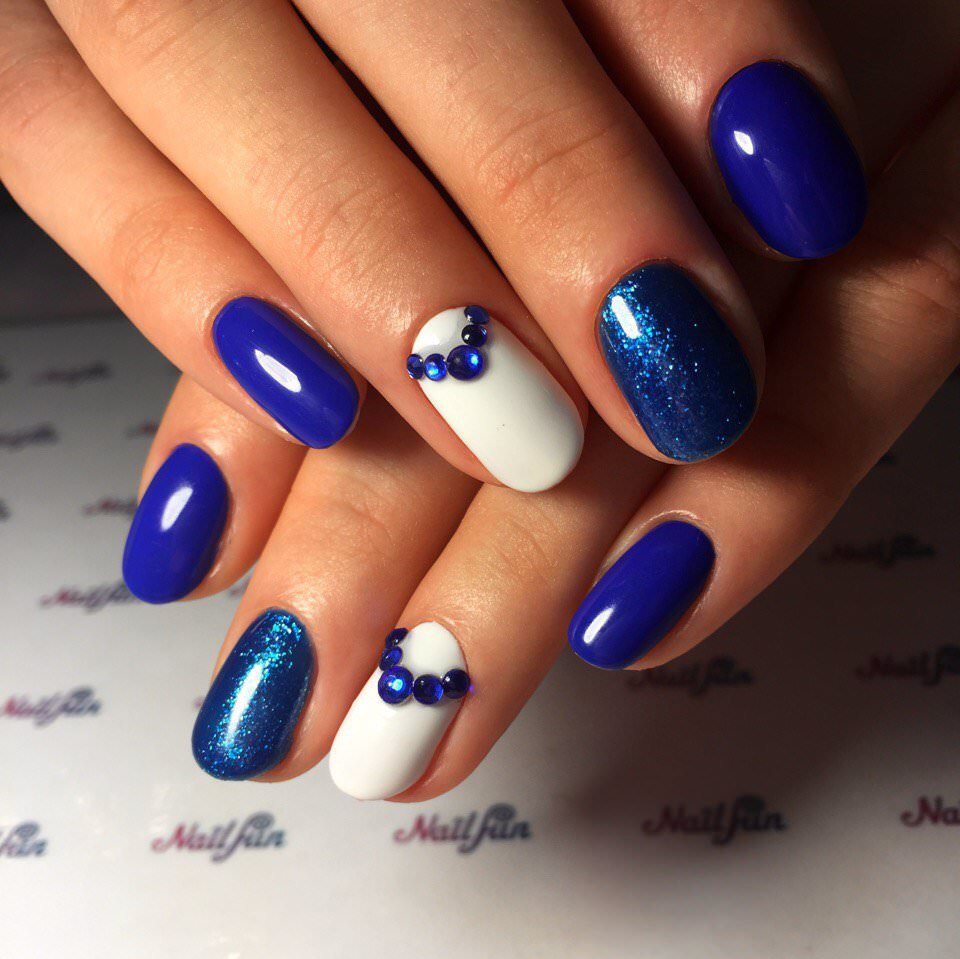 Фото дизайн ногтей синий с белым фото
