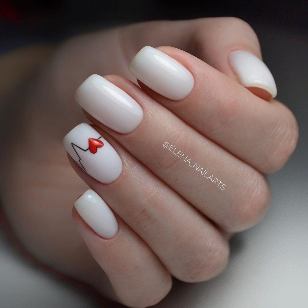 Белые ногти с сердечком