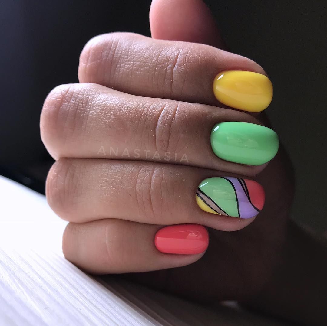 Цветной маникюр короткие ногти. Разноцветные ногти. Летний маникюр разноцветный. Яркий маникюр. Яркий разноцветный маникюр.