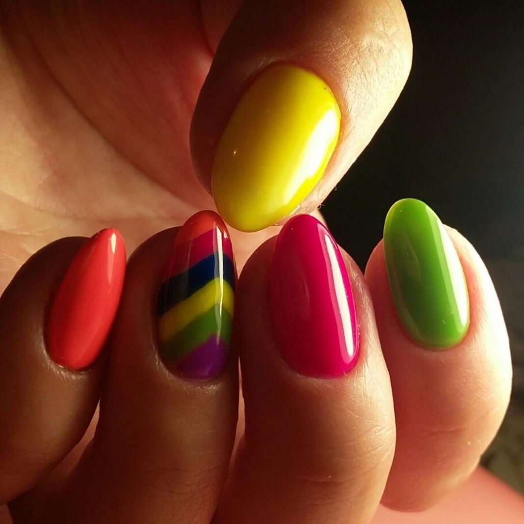 Дизайн ногтей на короткие ногти яркие цвета летние фото
