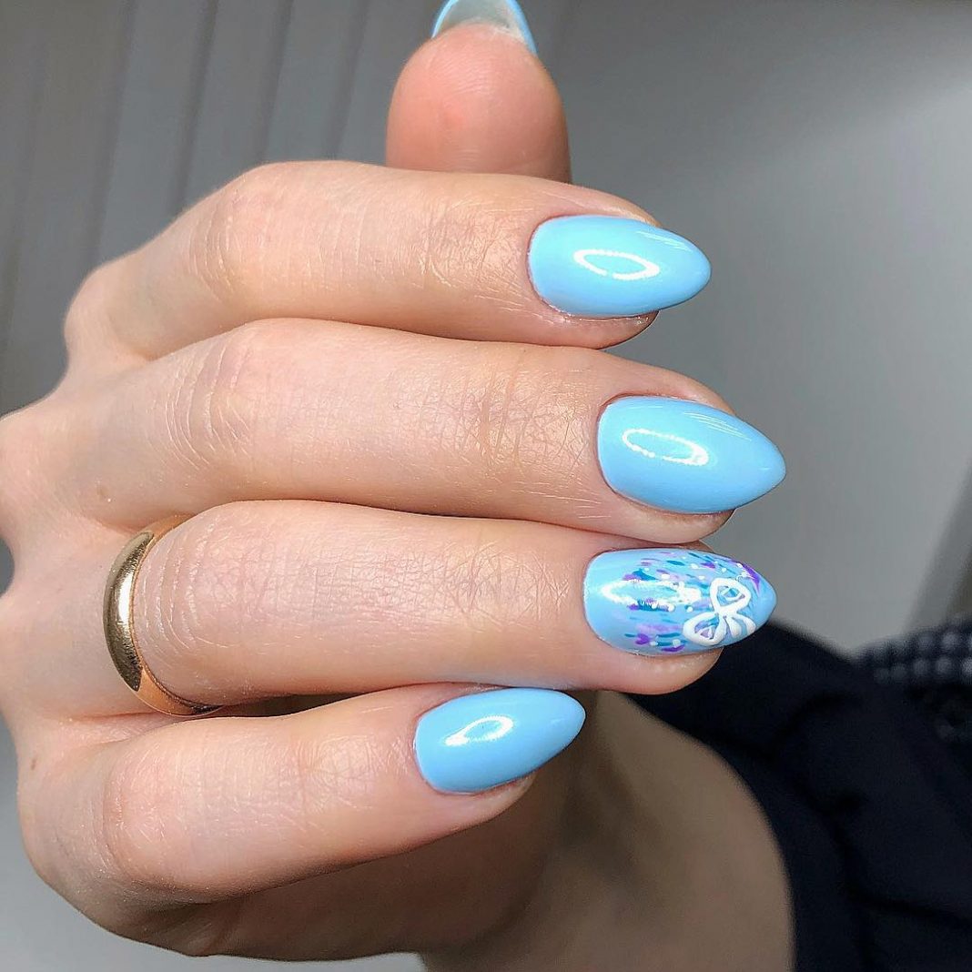Голубые ногти с облачками