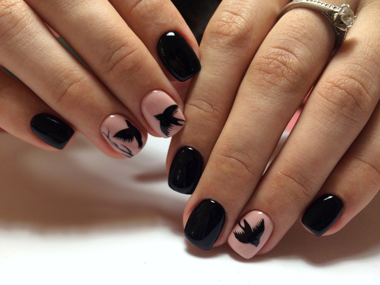 Розово черный маникюр на короткие ногти