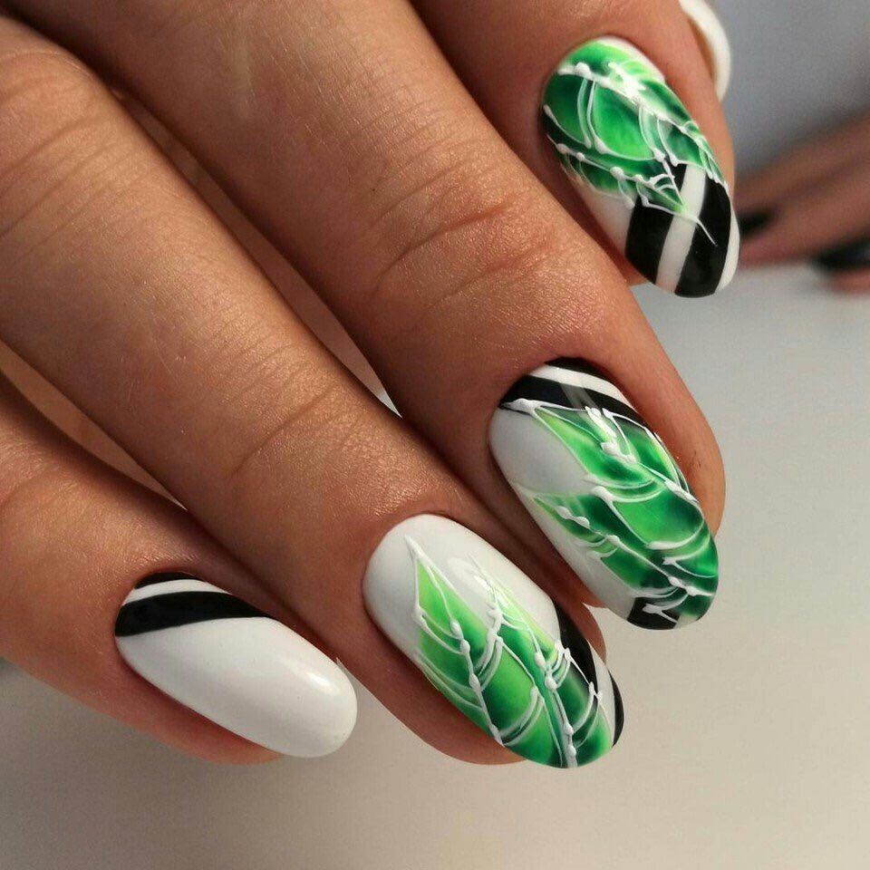 Белый маникюр с зеленым листочком