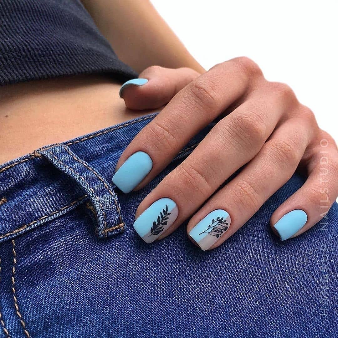 Дизайн ногтей модный молодежный. Маник 2021. Голубые ногти. Голубой маникюр. Маникюр втголубом цвете.