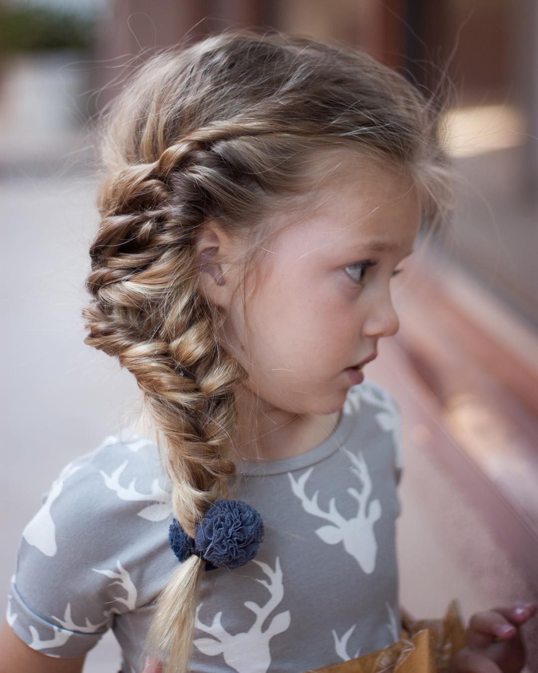 Дети причесаны. Прически для девочек. Красивые причёски для девочек. Прически детям на длинные волосы. Детская прическа девочке.