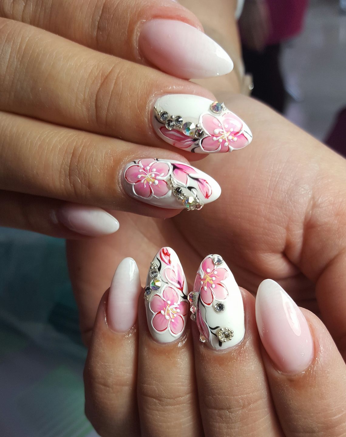 Дизайн ногтей сакура. Ногти с цветочками. Весенние ногти. Нежный цветочный маникюр.
