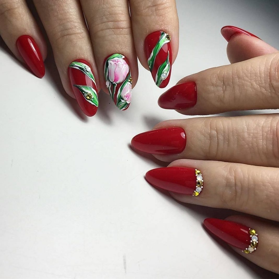 Красные ногти с тюльпанами
