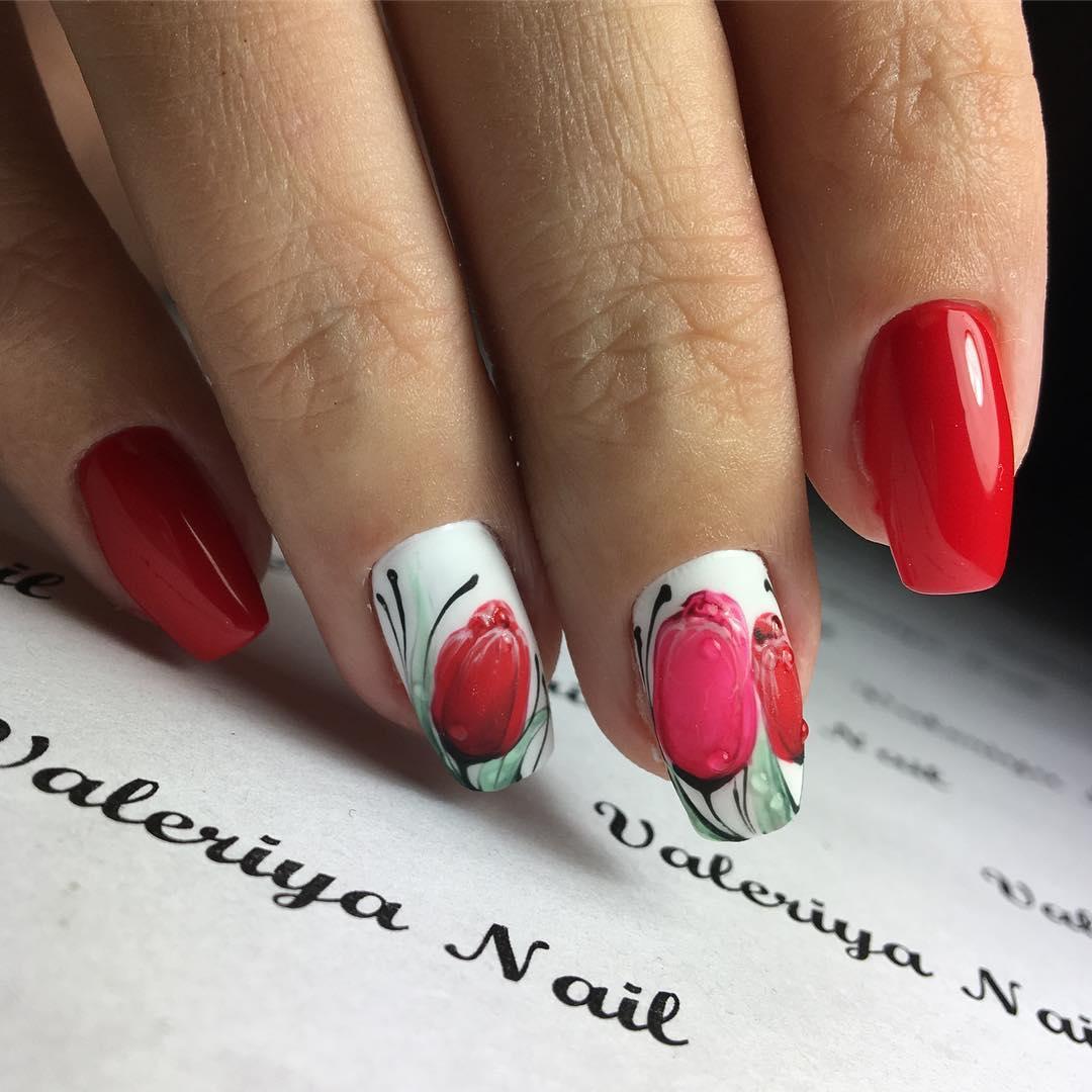Тюльпаны на ногтях дизайн. Тюльпаны на ногтях. Дизайн ногтей с тюльпанами. Красный маникюр с тюльпанами. Красные ногти с тюльпанами.