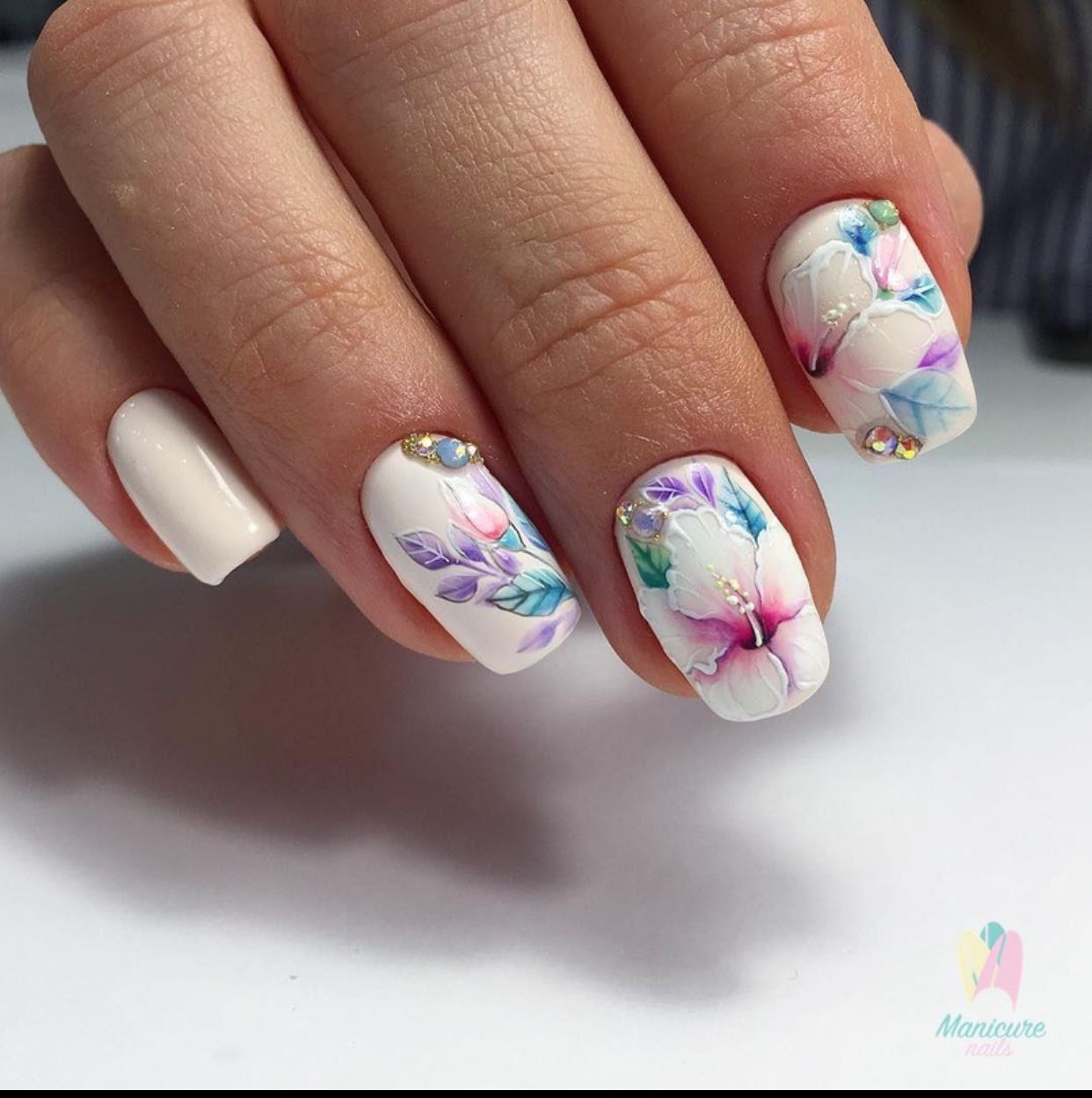 Белый весенний маникюр. Весенние ногти. Цветочный маникюр. Маникюр ч цветами. Красивые ногти на весну.