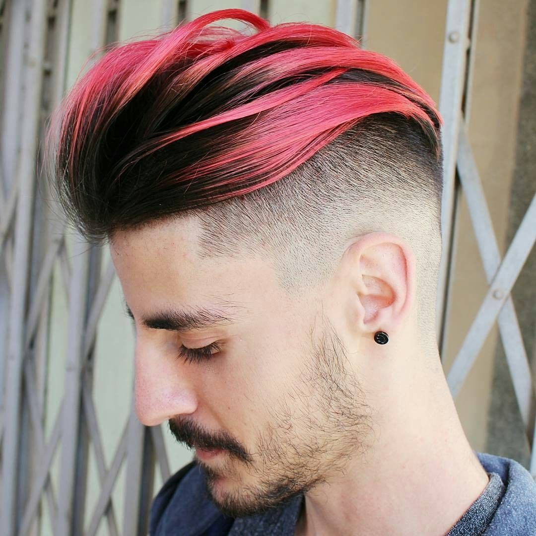 Парень красит волосы в красный