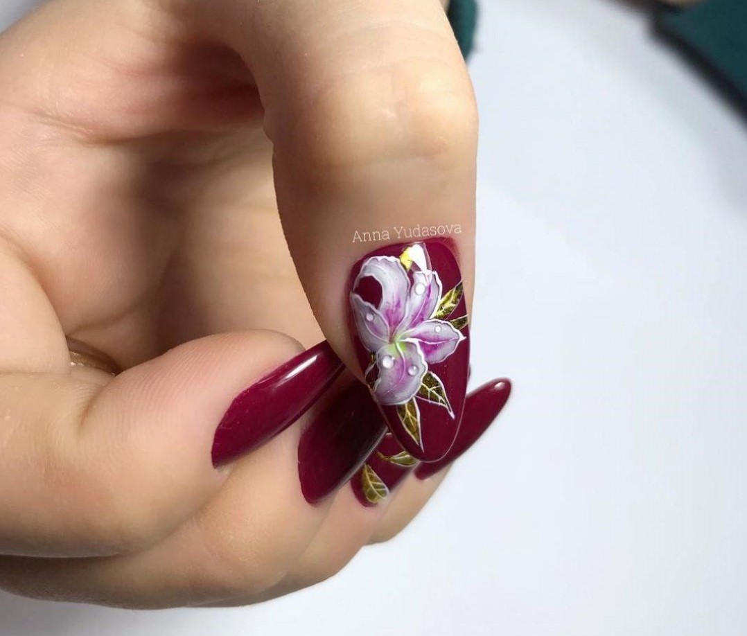 Бордовые ногти с цветочками
