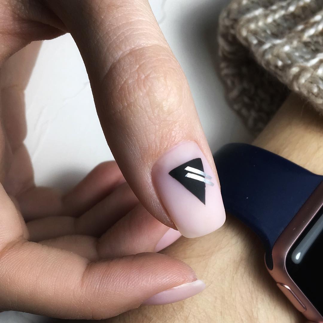 Маникюр на короткие ногти комбинированный с двух цветов