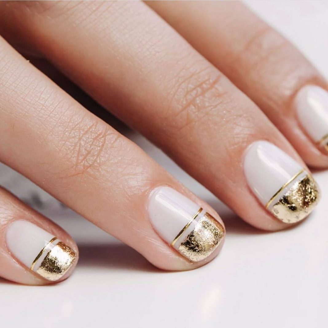 Бело золотой маникюр на короткие ногти