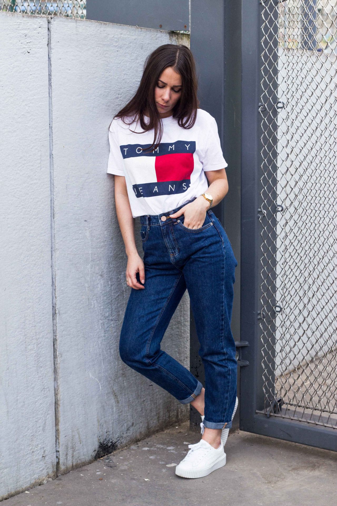 Девушка джинсы футболка