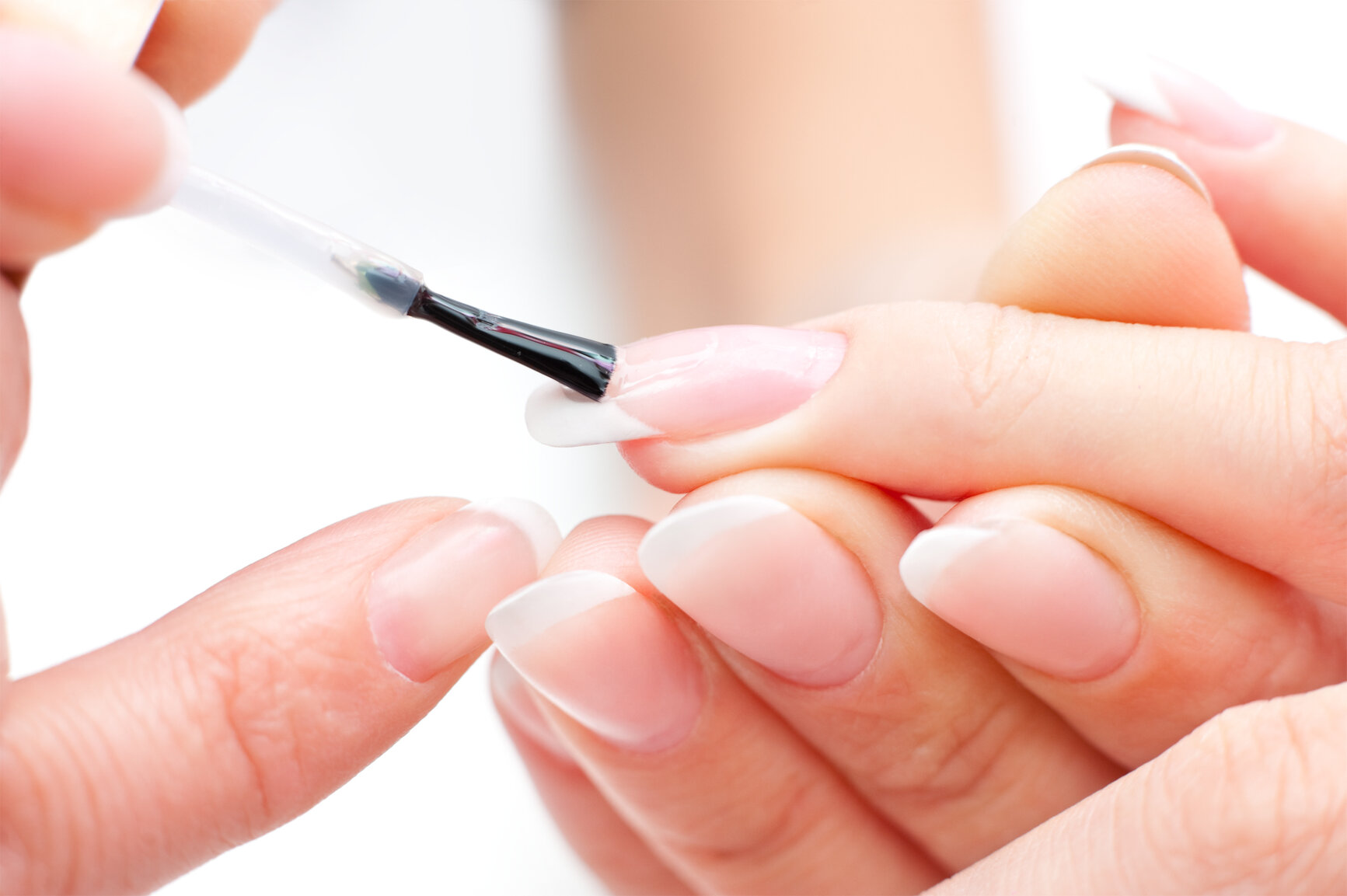 Белые пятна на ногтях: причины возникновения и способы лечения