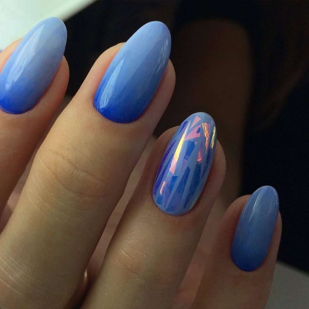Синий градиент на ногтях
