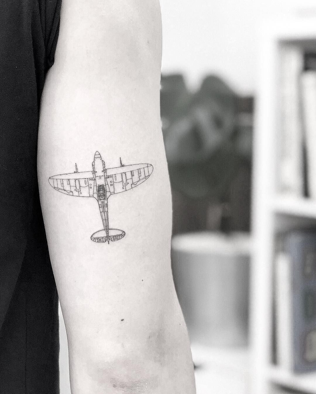 Татуировка самолёт: значение, виды и фото готовых работ