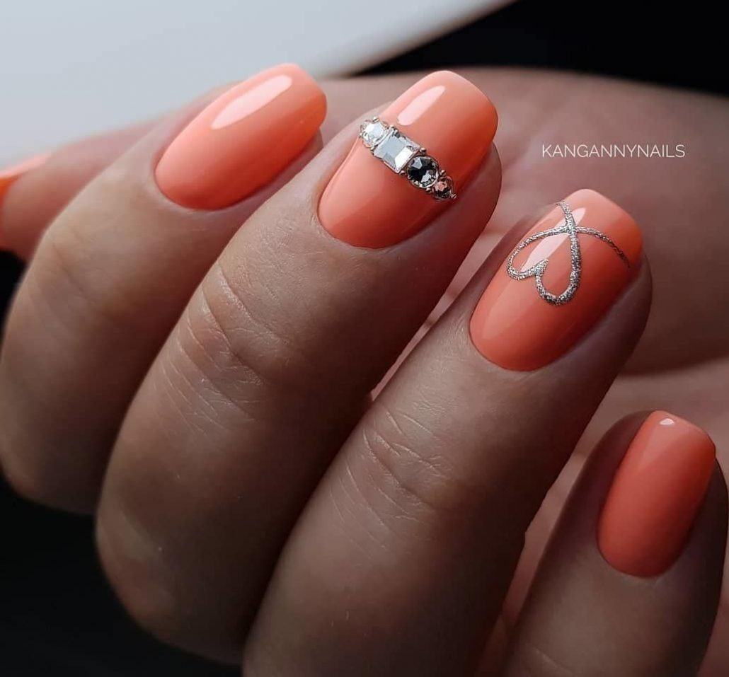 Оранжевый маникюр на короткие квадратные ногти