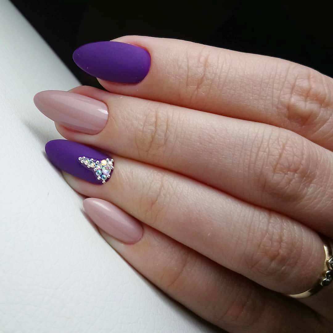 Фиолетовый маникюр на миндалевидных ногтях