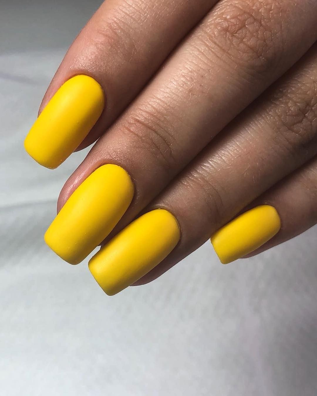Маникюр в желтых тонах. Желтый маникюр. Жёлтые ногти маникюр. Маникюр с жёлтым цветом. Желтые матовые ногти.
