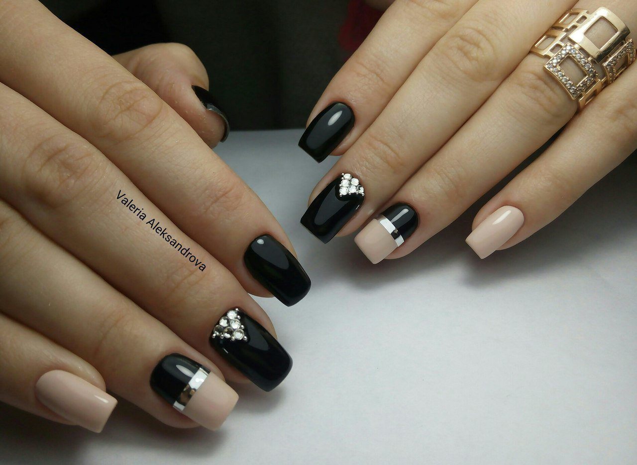 Чёрный маникюр со стразами на квадратные ногти