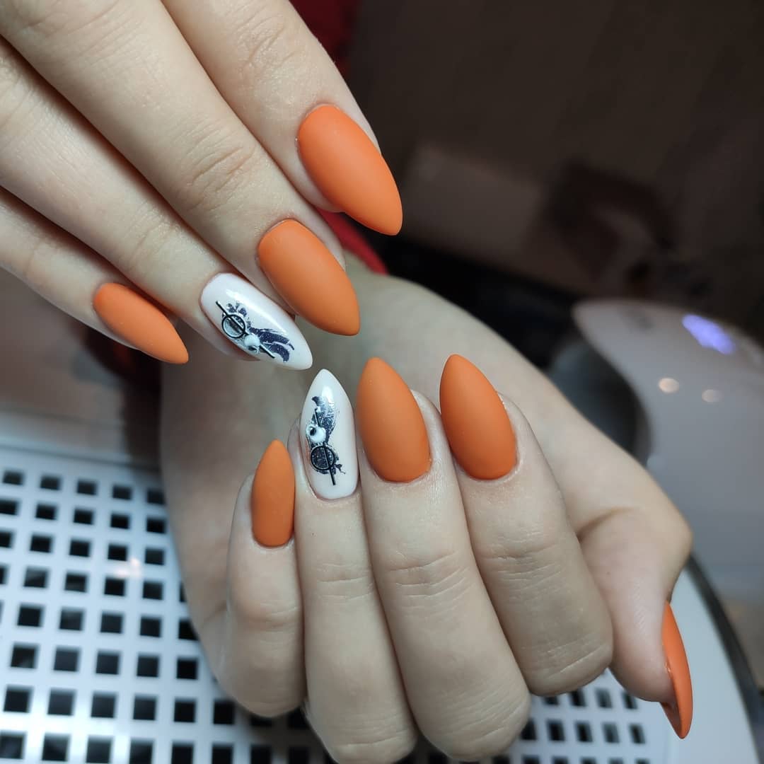 Оранжевые ногти миндаль