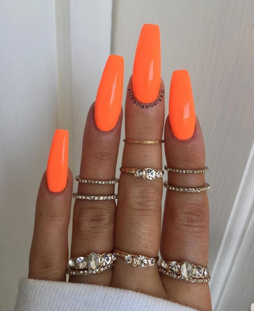 Длинные оранжевые ногти
