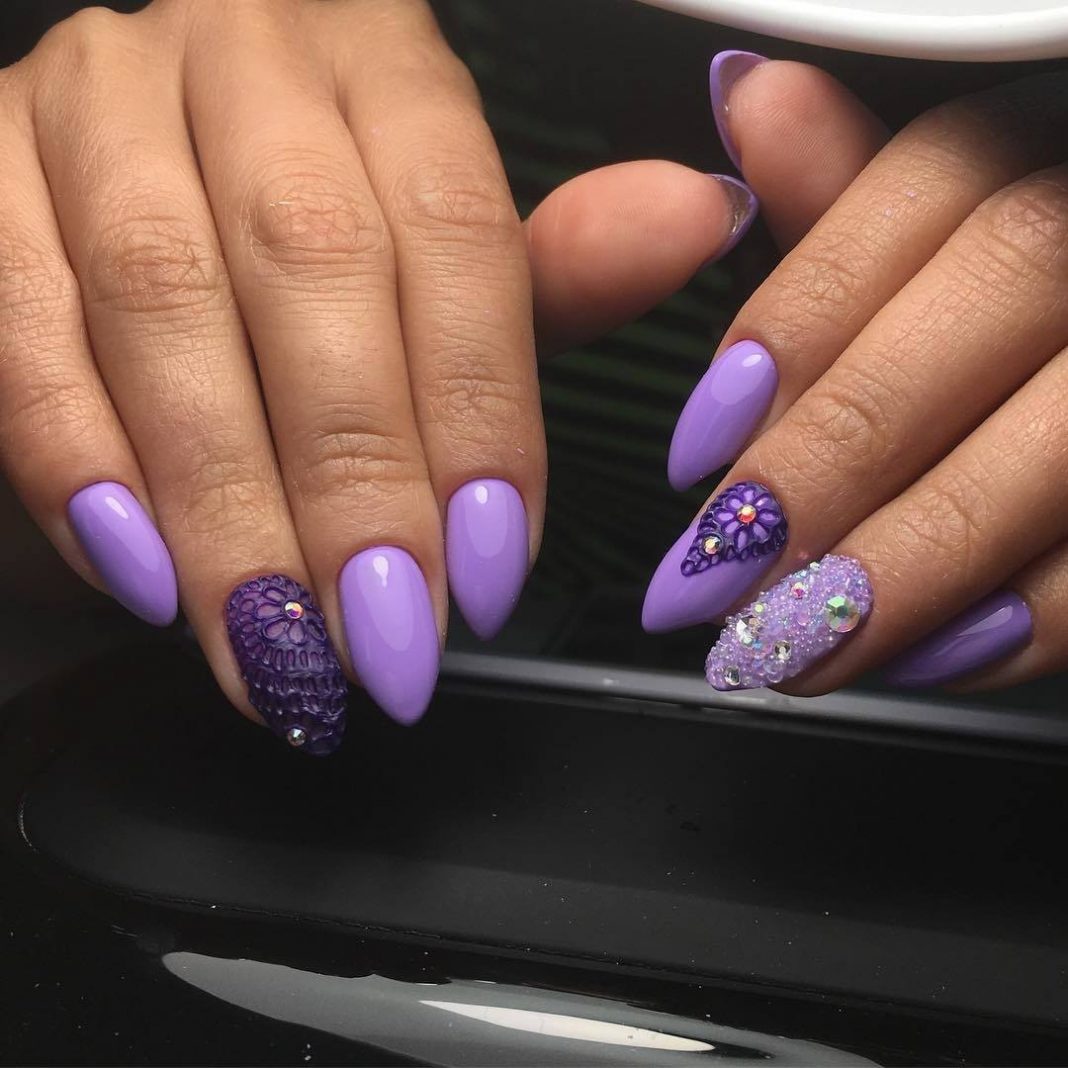Фиолетовые ногти со стразами