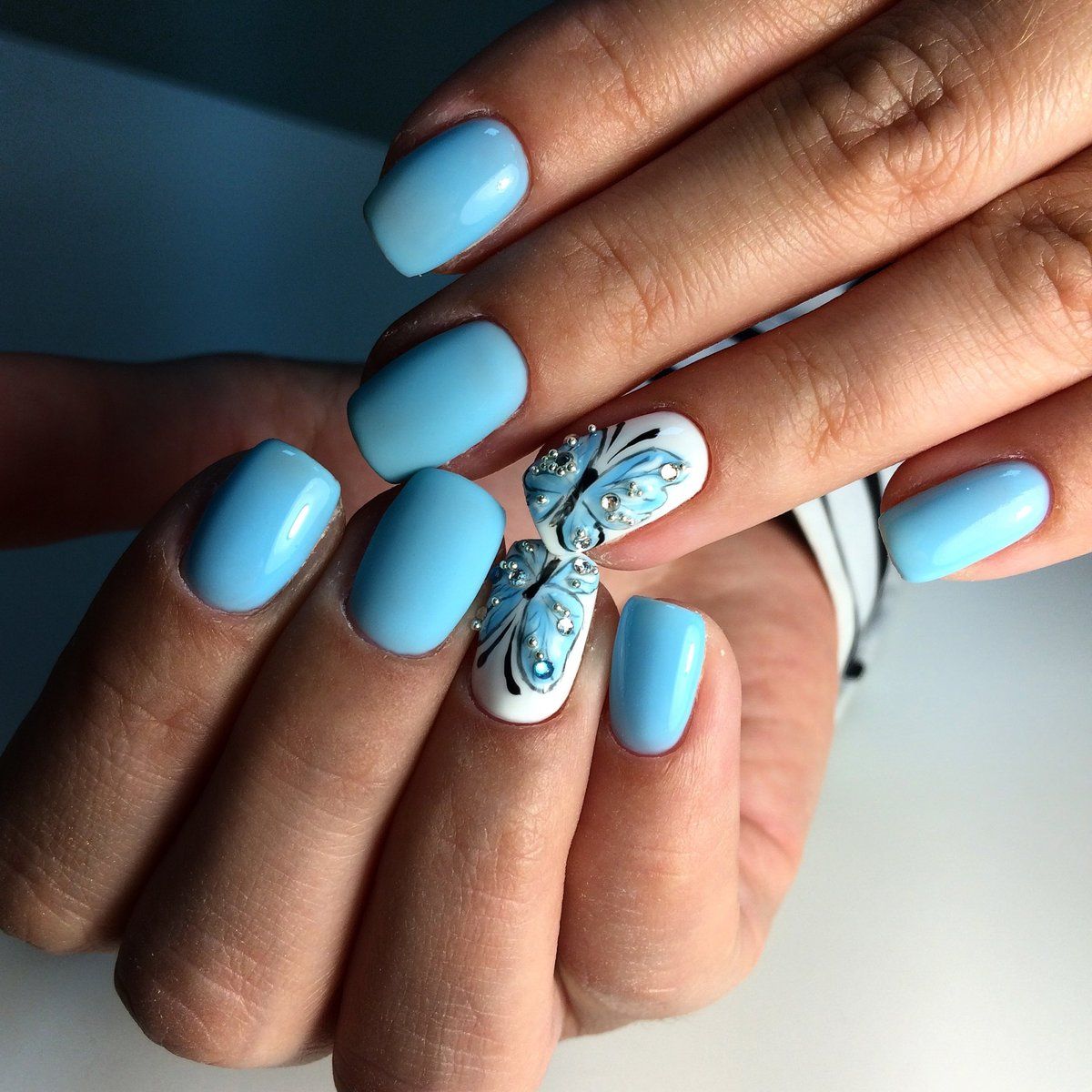 Красивые голубые ногти