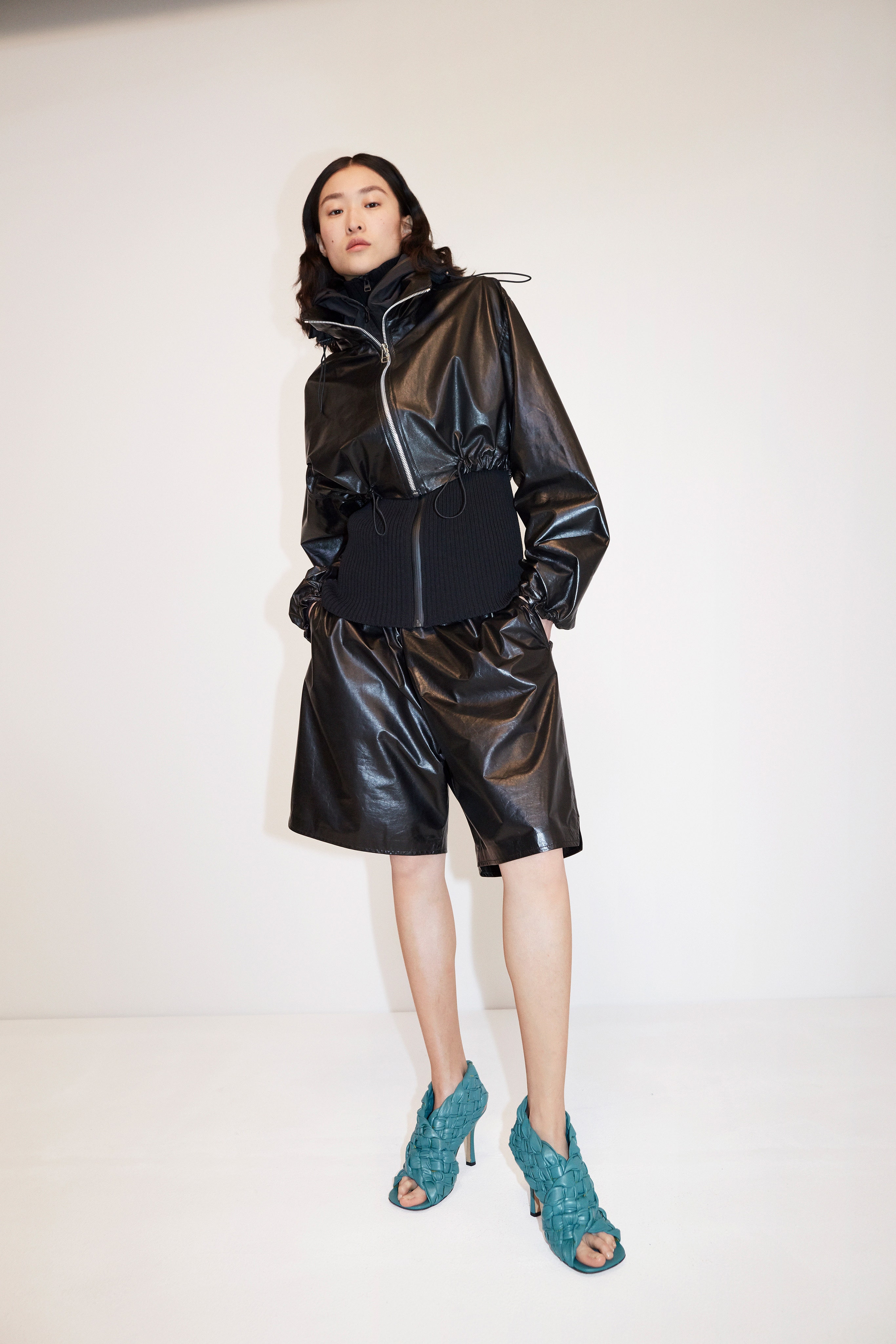 Женская кожаная куртка: Выбираем актуальную модель сезона и создаём модные луки